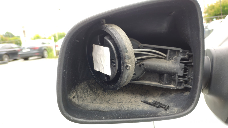 Мне было удобнее это делать на установленном зеркале. — Renault Logan (2G)