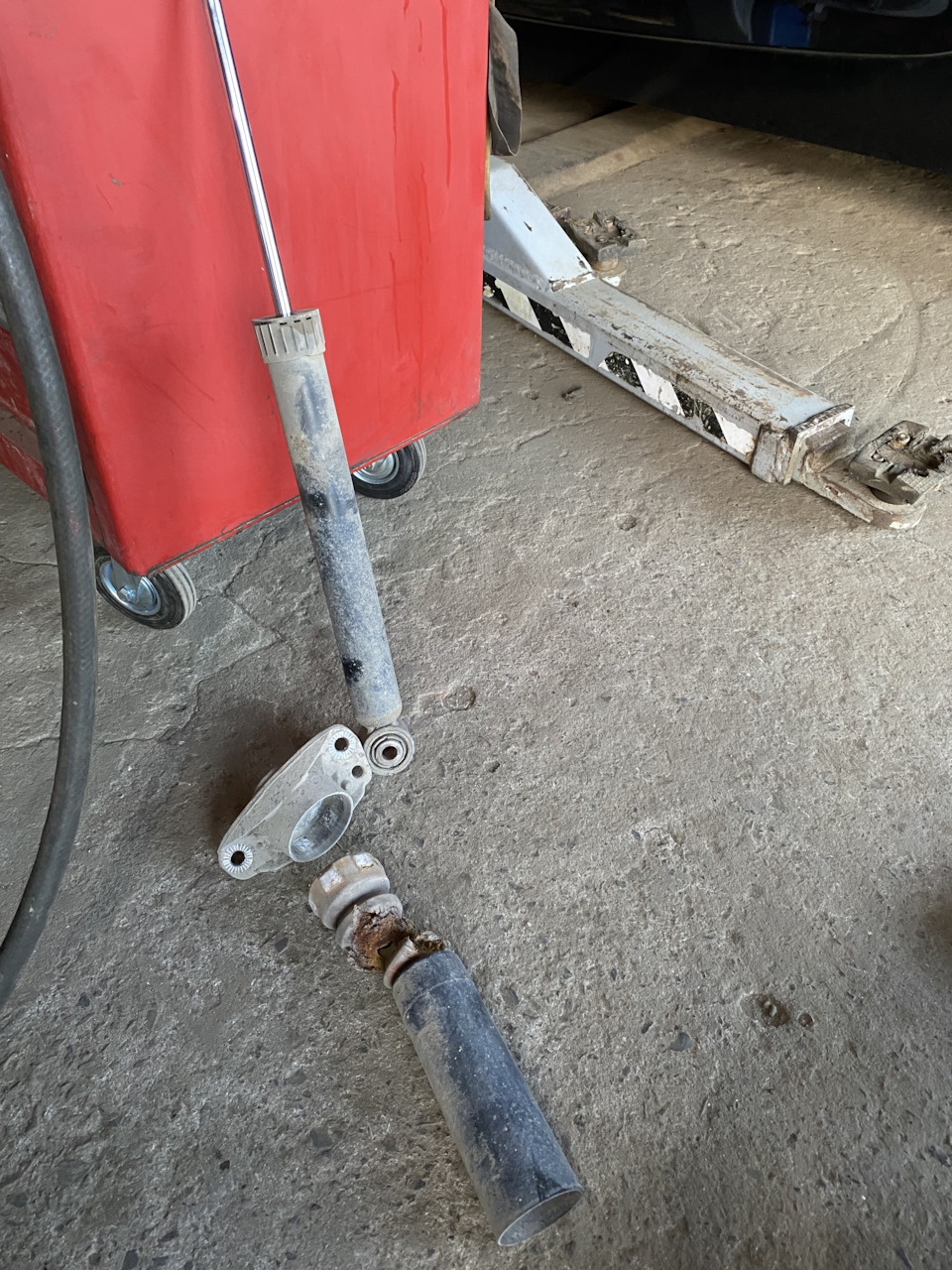 Задние колодки. Отбойники задних амортизаторов — Volkswagen Tiguan (1G ...