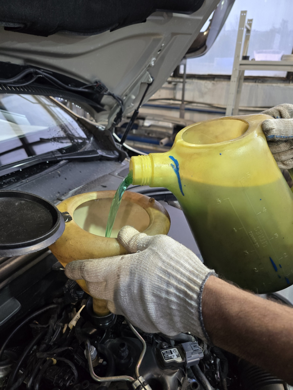 Затем в двигатель. Затем выгоняет машину на улицу. Торохтим на холостых оборотах так 20 мин. Затем выключаем зажигание и 20 минут ждём. Далее опять заводим и торохтим ещё 20 минут. Получается промывка длится 60 минут. — Volvo XC60 (1G)