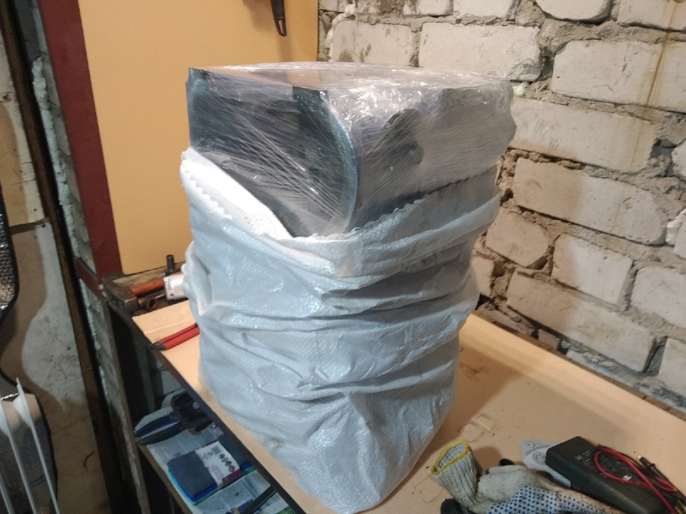 -в целях маскировки так как агрегат я повез на расточку в общественном транспорте и частично пешим порядком, накинул мешочек — Lada 4x4 3D