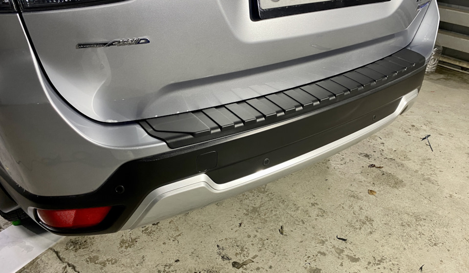 Защитная планка заднего бампера установлена — Subaru Forester (SK), 2 л ...