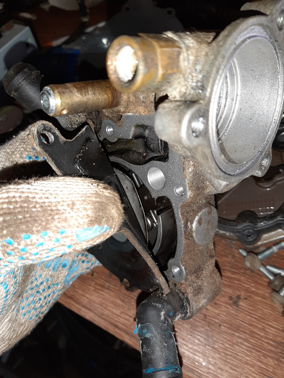 по ходу можно было просто болты подтянуть на крышках и еще тысяч 80 проехать))) — Lada Приора универсал