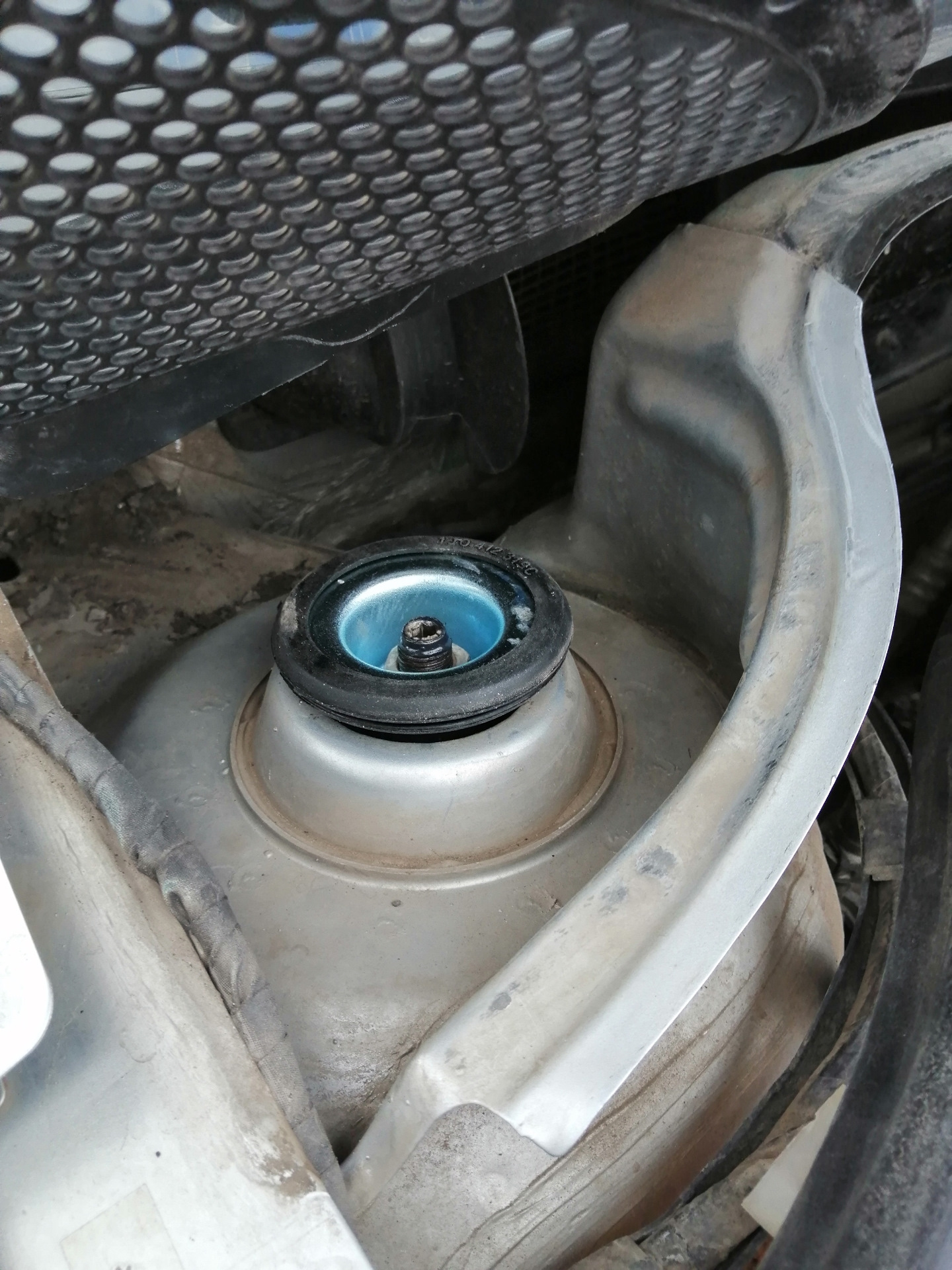 Замена чашки пружины стойки амортизатора перед — Volkswagen Polo Sedan ...