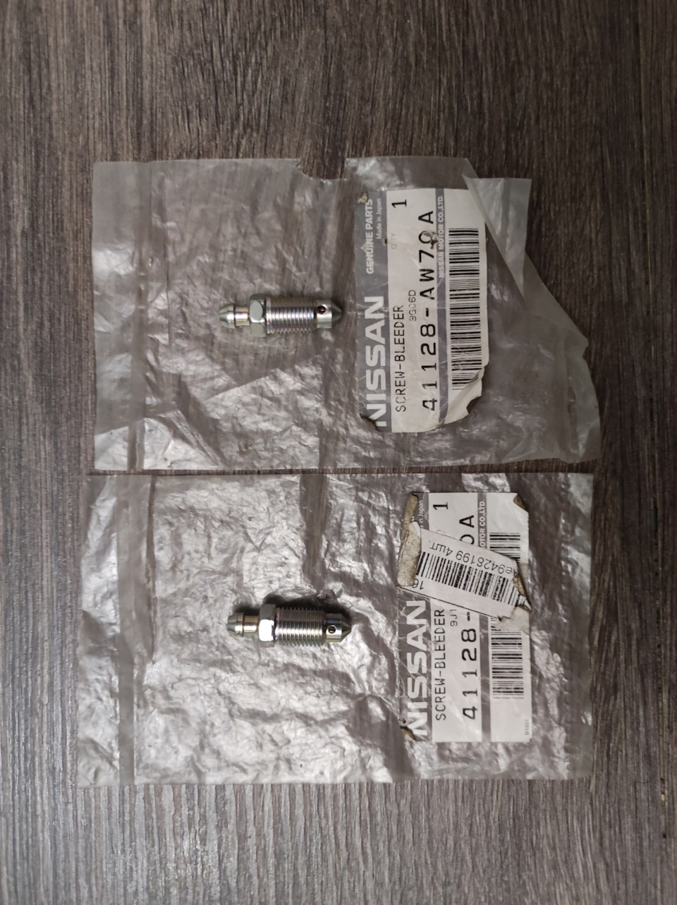 Прокачные штуцеры NISSAN 41128-AW70A — Nissan Gloria (10G). Запчасти на фото: 41128AW70A