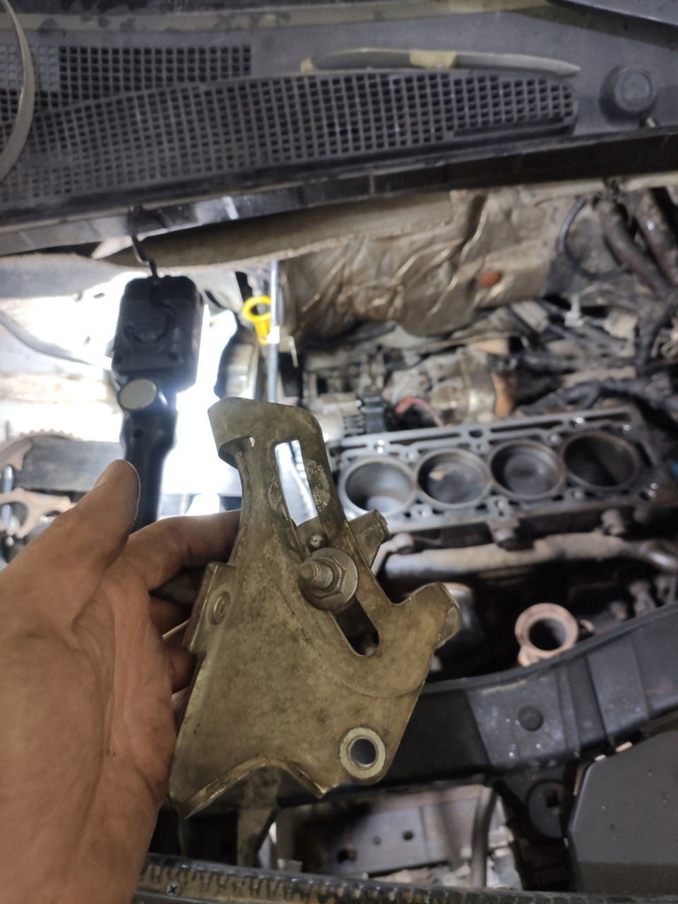ПЛАНКА НАТЯЖИТЕЛЯ ГЕНЕРАТОРА — Renault Kangoo (2G), 2011 года | поломка ...