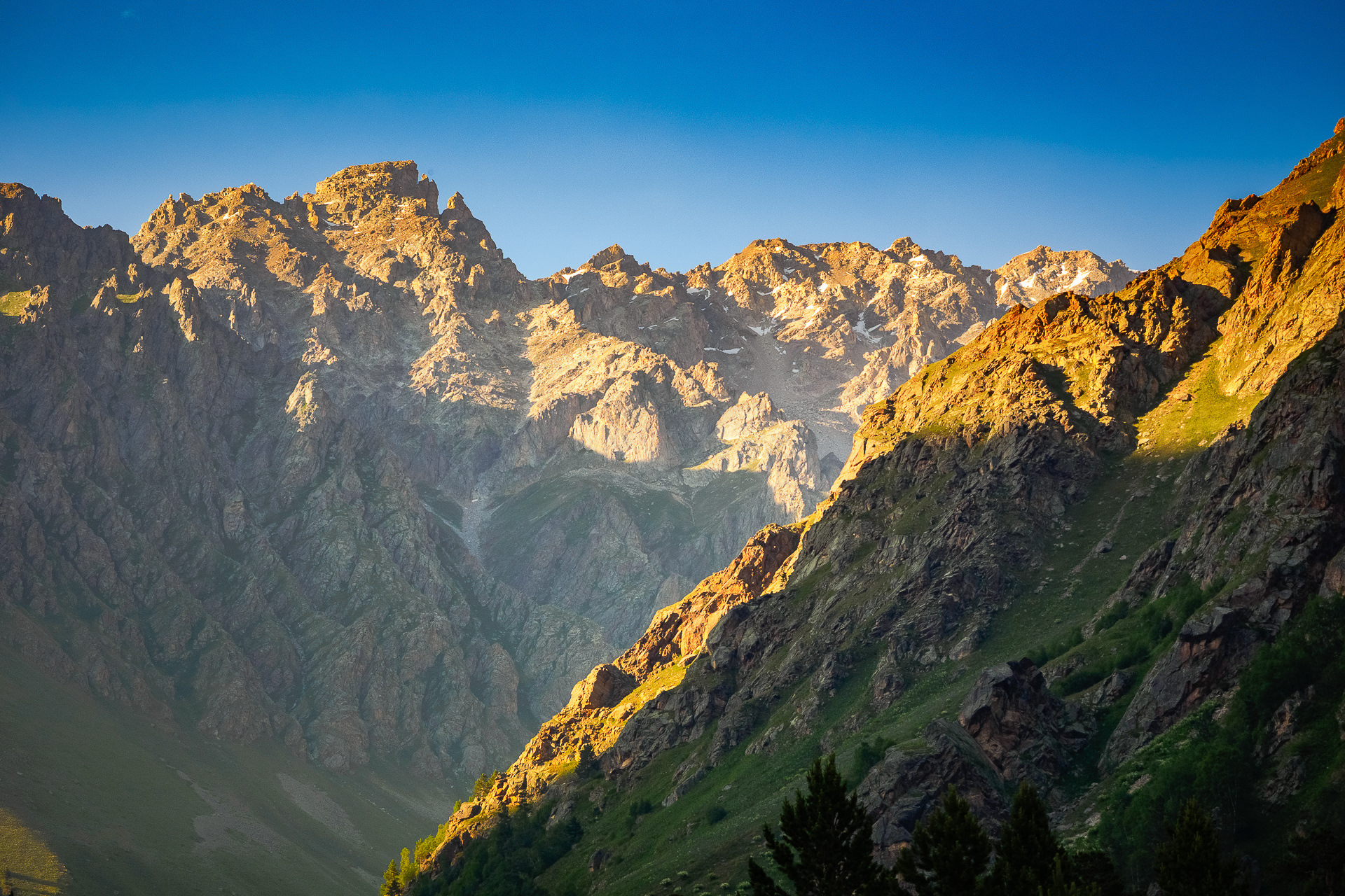Кавказские горы ущелье