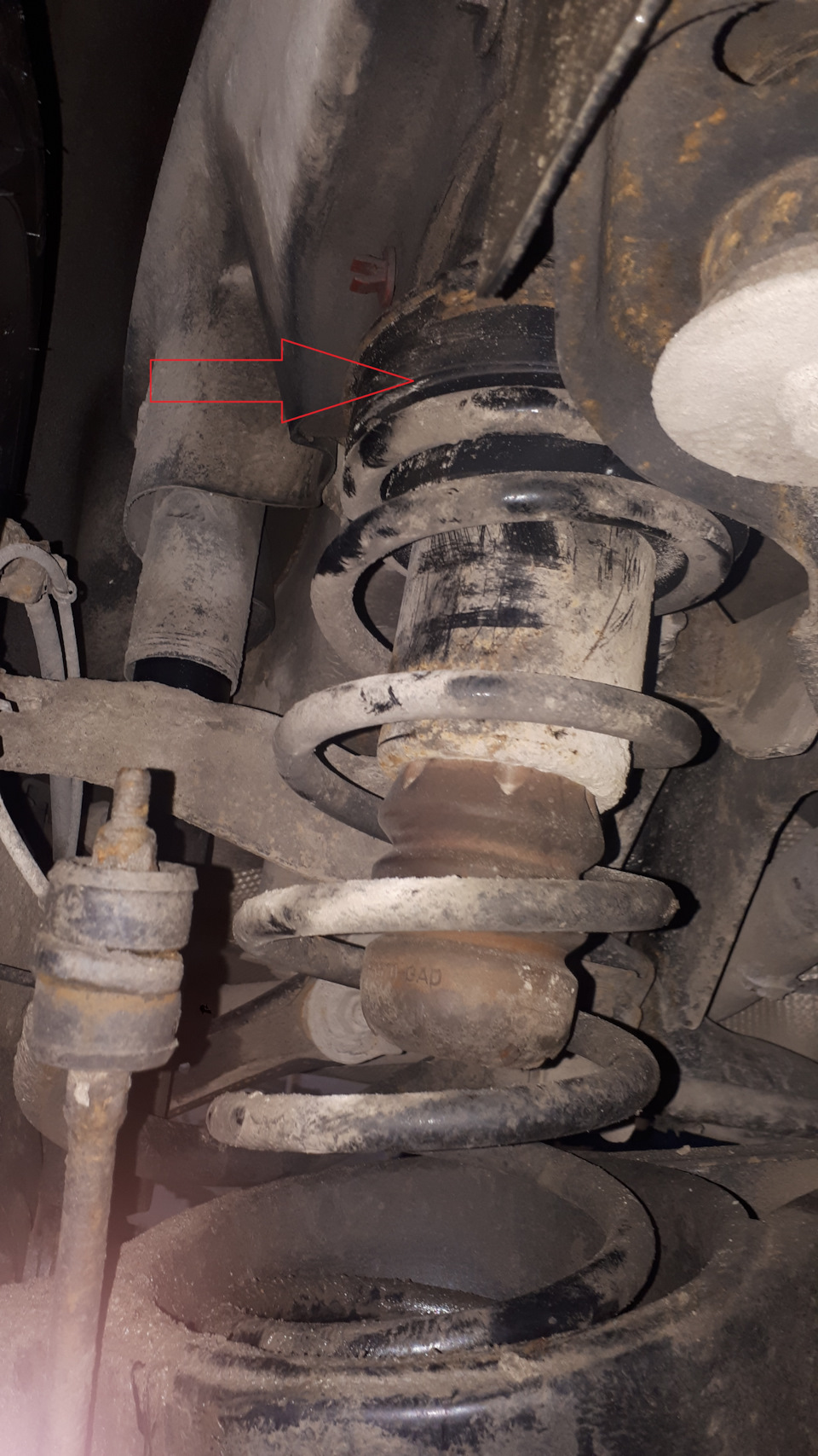 Krok 18 — Tył: oczyść górną poduszkę; przygotuj element do wybicia fabrycznych szpilek. — Ford Mondeo Mk4 FL