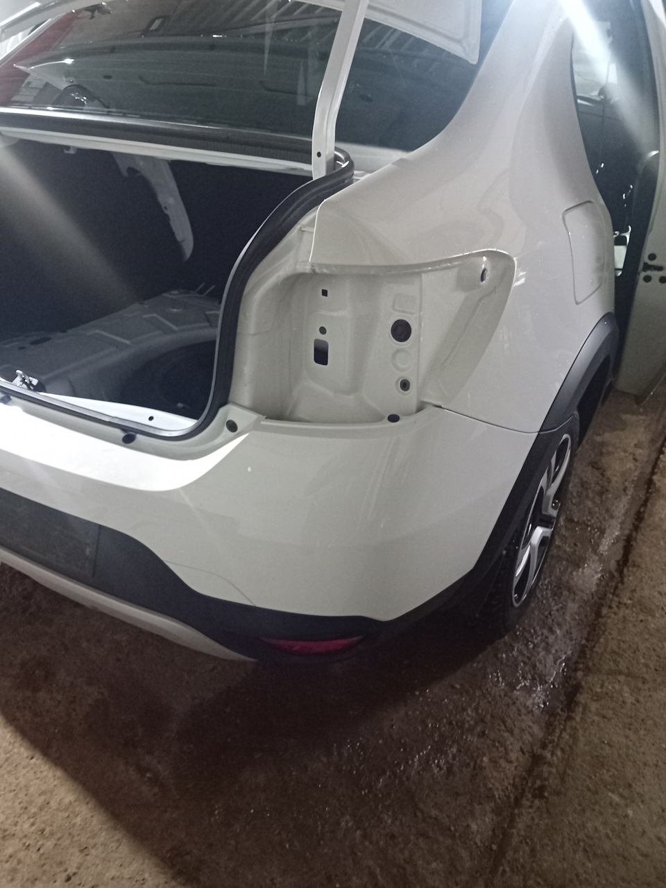 Снимаем фонарь, чтобы добраться к месту крепления камеры — Renault Logan Stepway