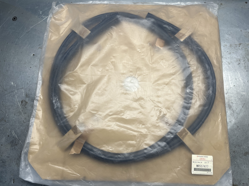 MR557477 Молдинг лобового стекла Mitsubishi | Запчасти на DRIVE2