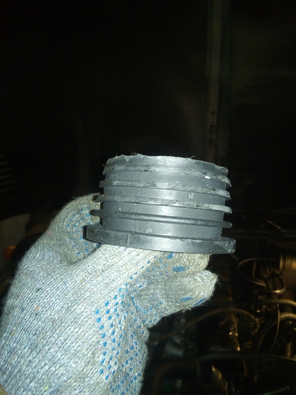 Тут видно, как подтачивается переходник для установки в дефлектор. — УАЗ 315195 Hunter