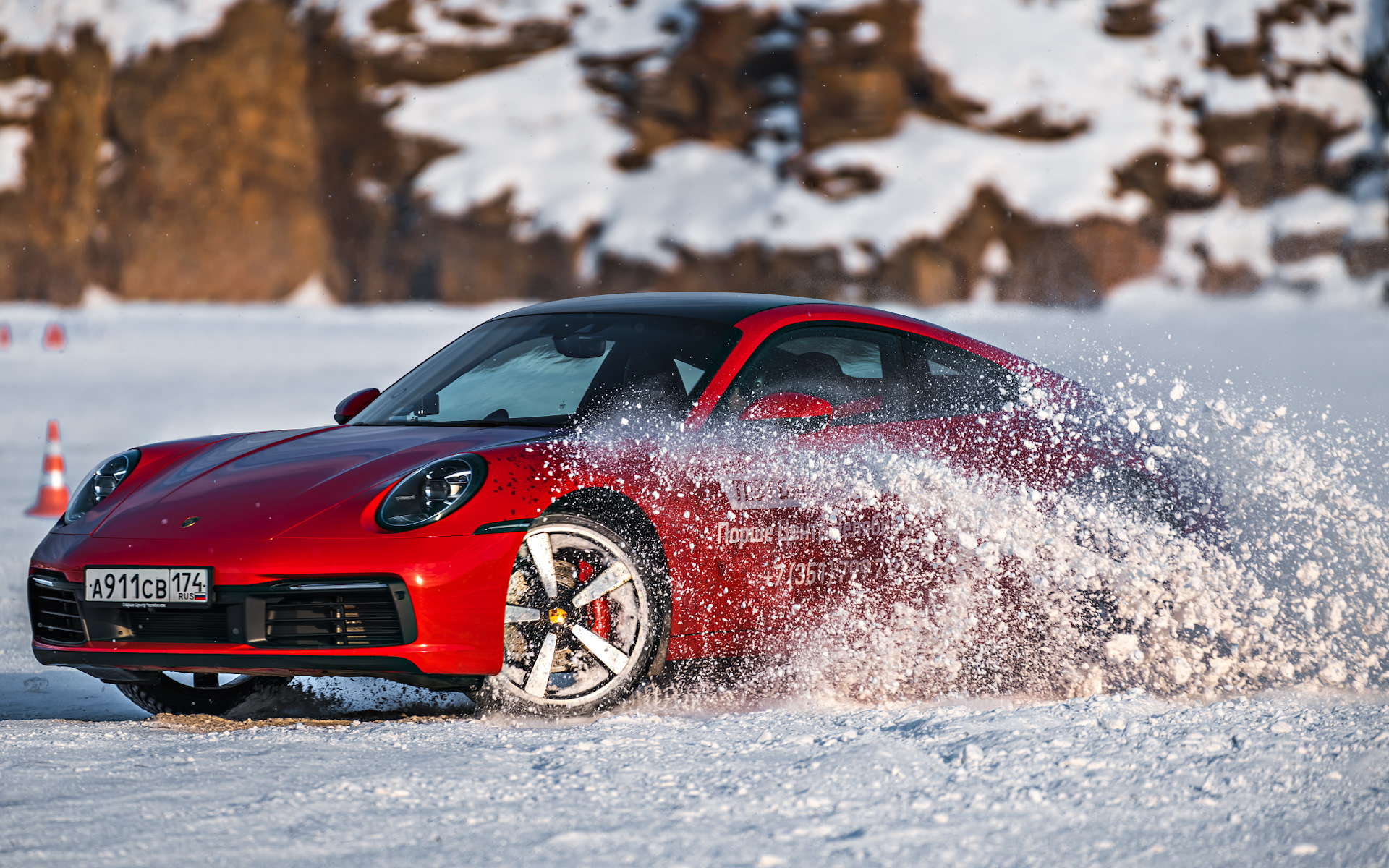 Porsche 911 Winter Snow вертикально