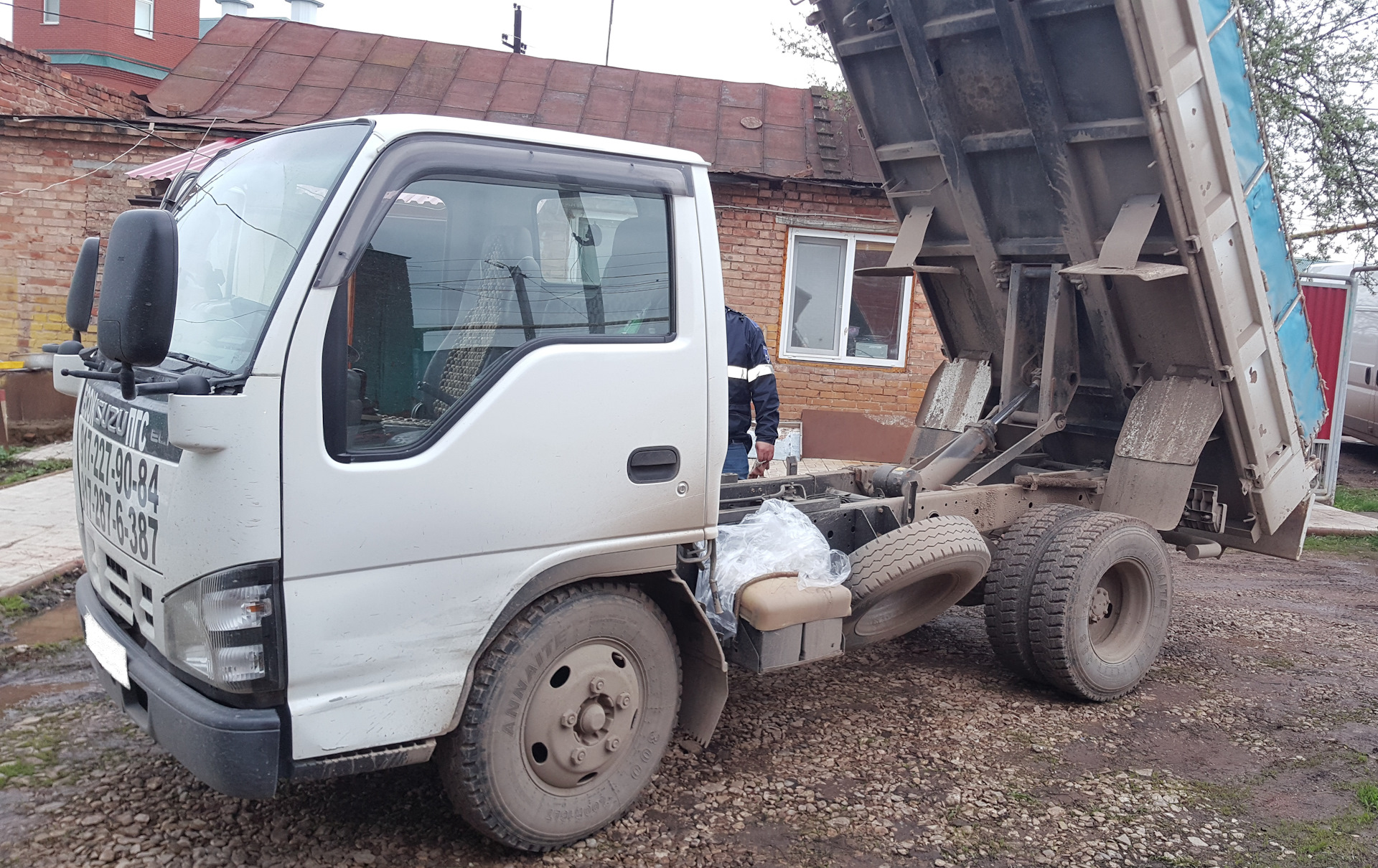 Грузовик Исузу Эльф самосвал. Исузу Эльф самосвал 3 тонник. Isuzu Elf (n-Series).