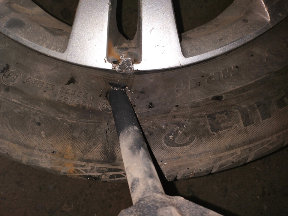 Задний диск которому досталось больше всего. И покрышка в которой 3 боковых пореза. — Chevrolet Aveo 5-door (1G)