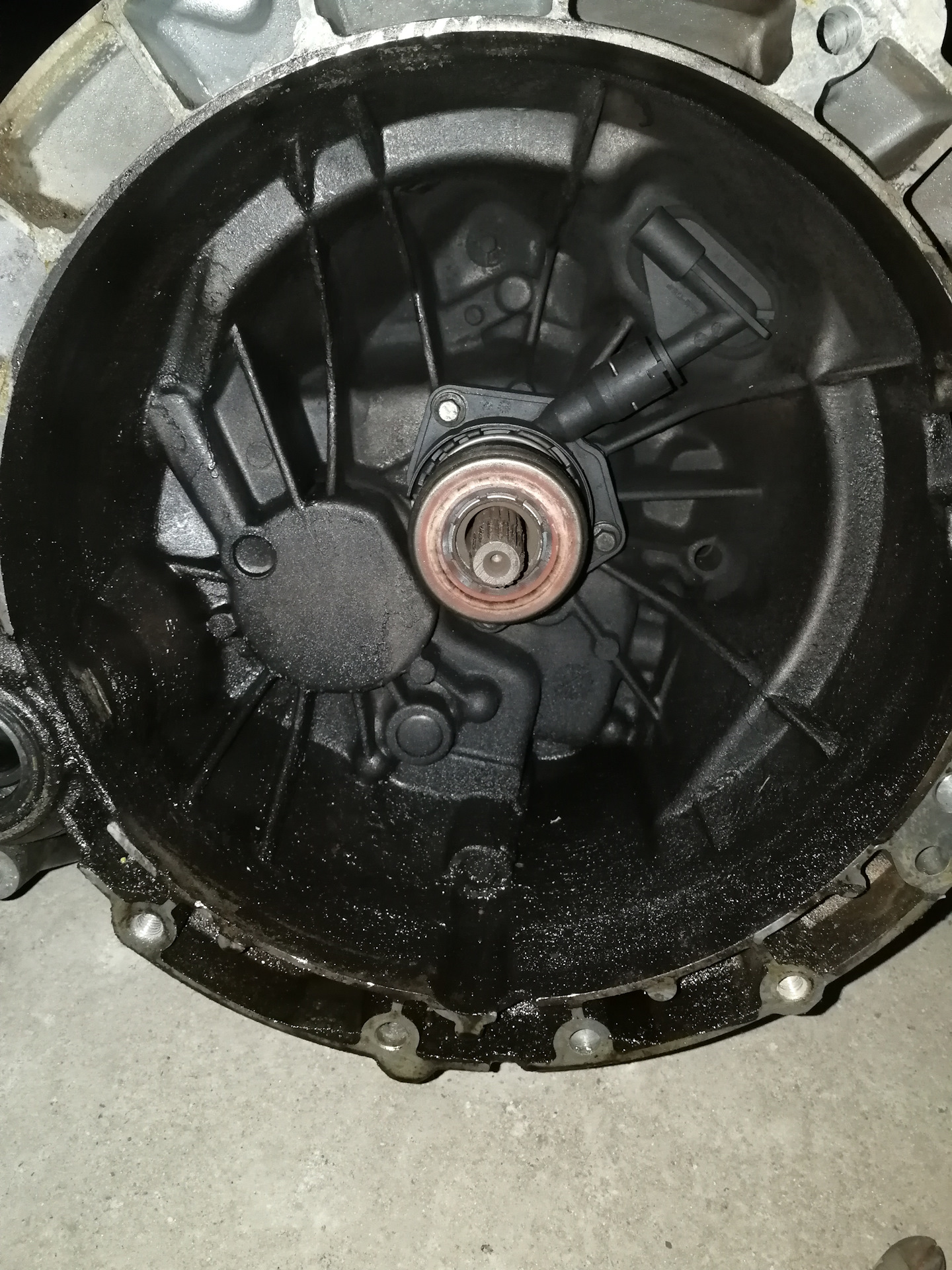 Мкпп форд фокус 2. Ford focus 2 акпп. Ford focus 2 разъёмы на двигатель коробку. Снять коробку фокус 2. Коробка форд фокус 1.