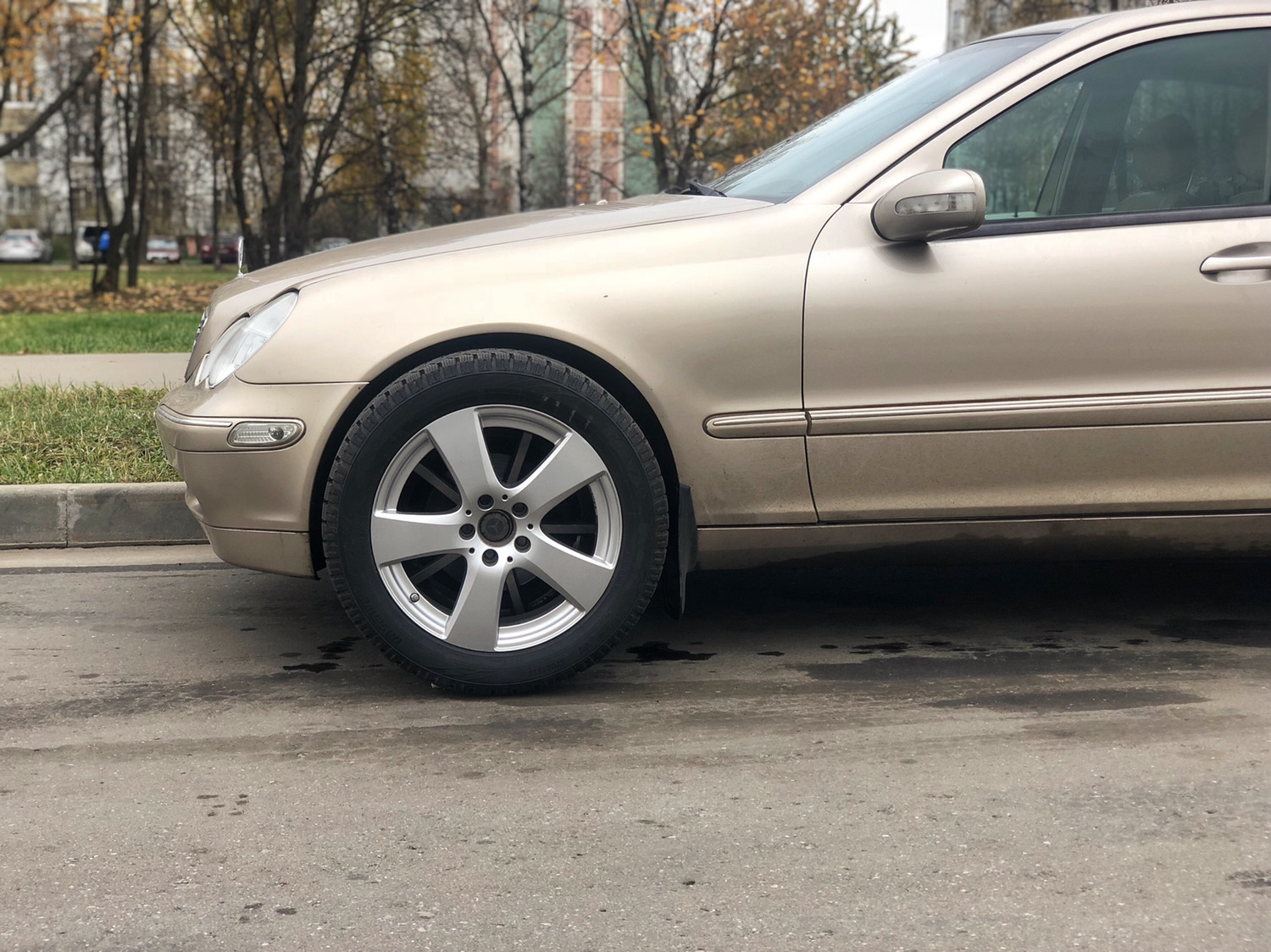 Шины на мерседес. 225/55 R18 на w210. Mercedes 211 225/55/17. 225/50 R17 w211. C203 Мерседес r17 235/45.