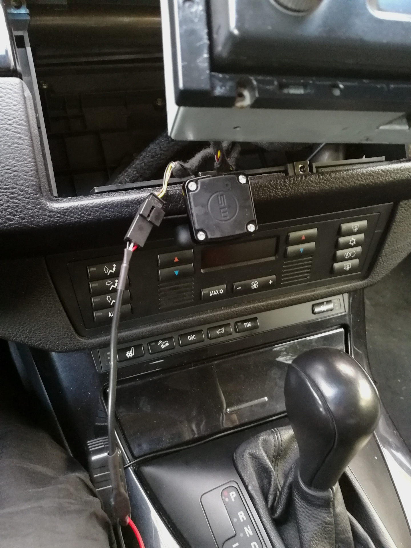 Аукс бмв. Aux BMW e53 шнур. BMW x5 e53 разъем aux. USB aux BMW x5. Е60 аукс разъем.