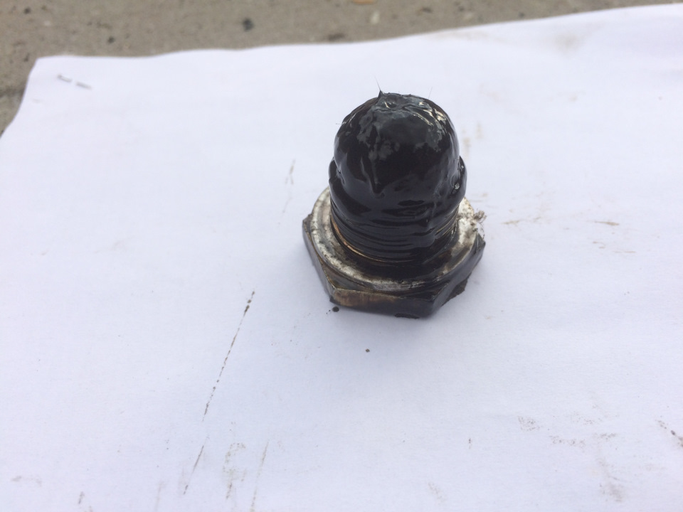 Магнит в сливной пробке поддона спустя год. — ЗАЗ 1102, 1,1 л, 1995 ...