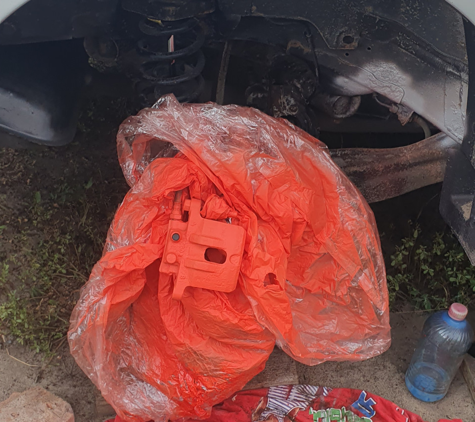 Замена задних колодок и покраска суппорта… — Dodge Caliber, 2 л, 2007 ...