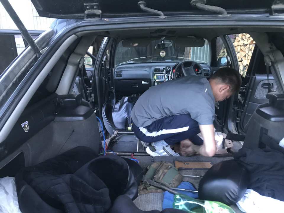 Вода с антифризом под ковролином — Mazda Capella VI, 2 л, 1999 года ...