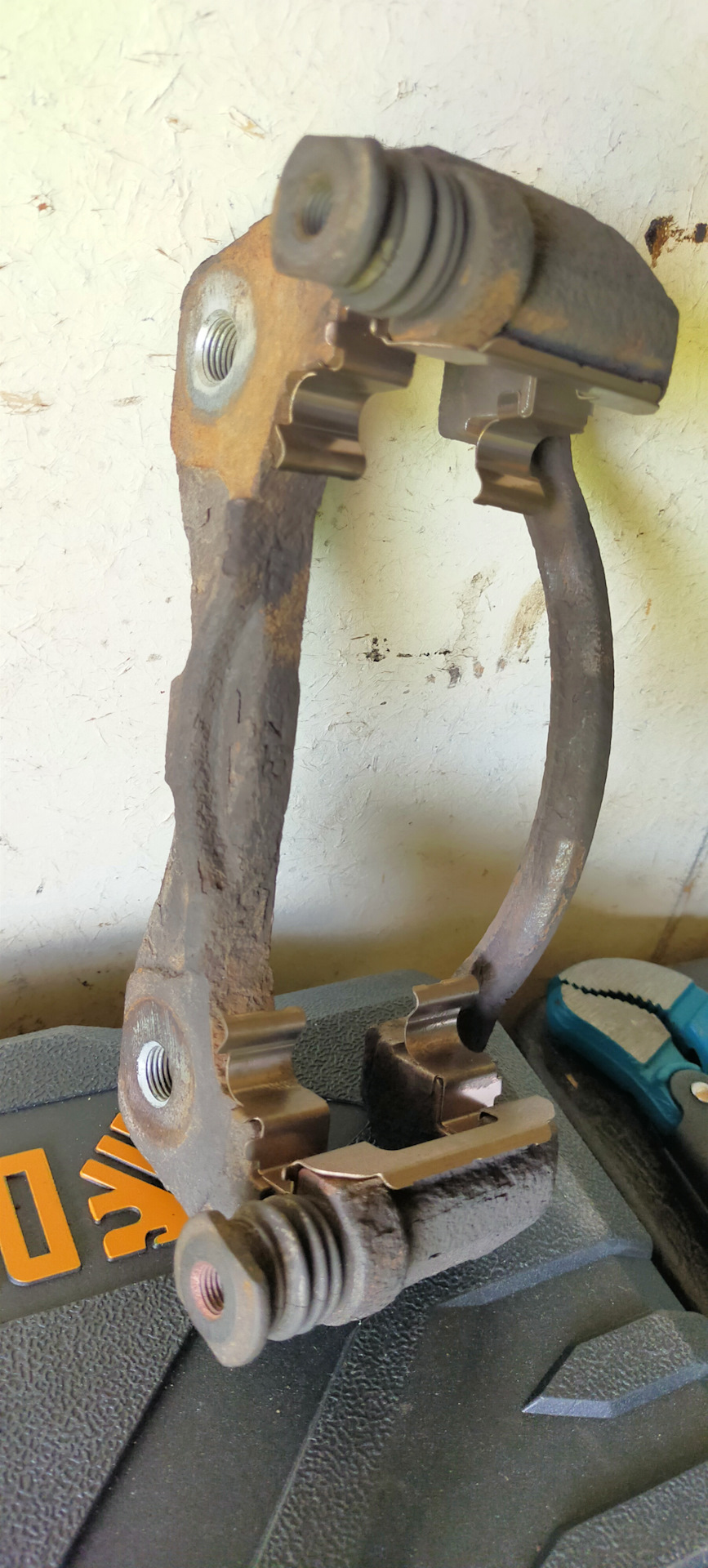 Заменил пружины передних колодок. — Ravon Nexia R3, 1,5 л, 2017 года ...