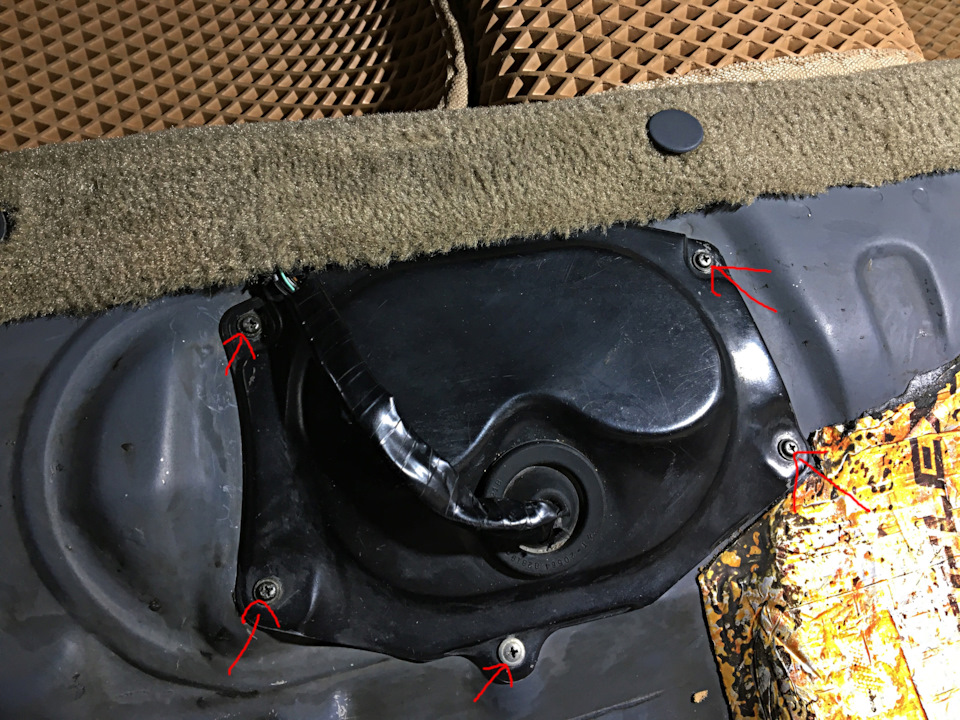 Скидываем заднее сиденье и видим такую картину. В первую очередь откручиваем 5 саморезов, далее снимаем крышку. — Toyota Vista (40)