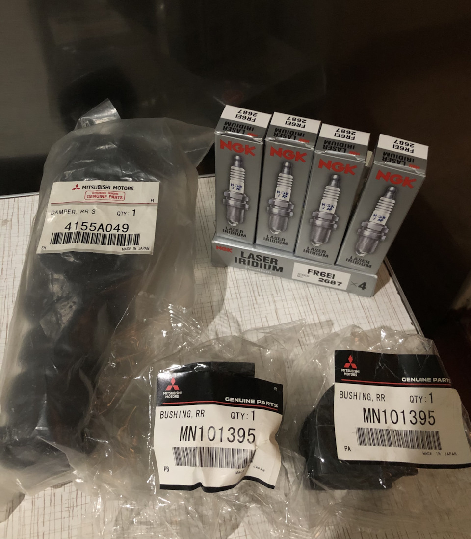 Новый пыльник отбойник, втулки стабилизатора + иридиевые свечи Denso ...