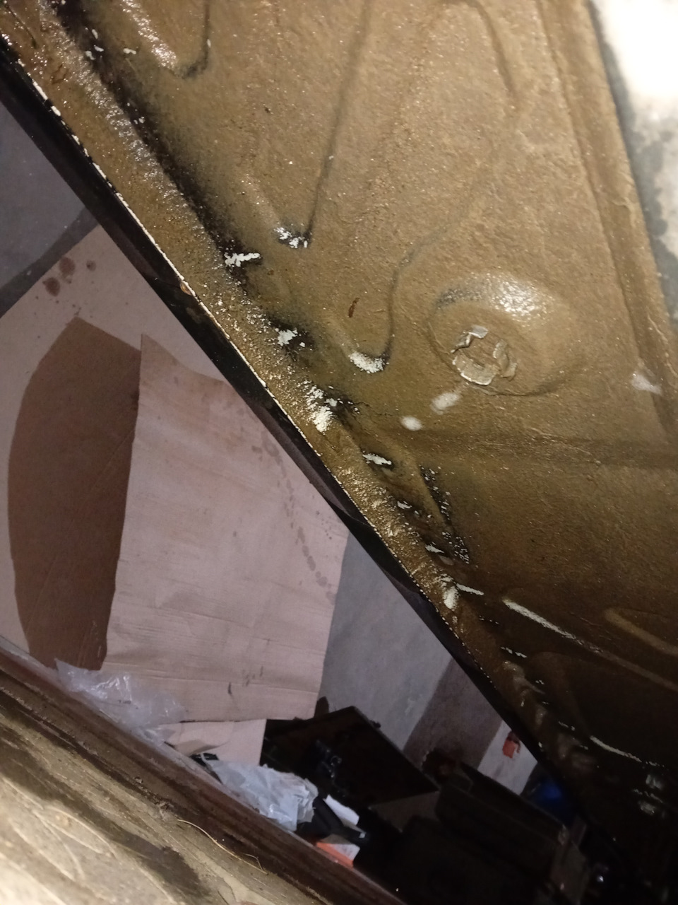 Заводской типо битум начал потихоньку уходить. Надо будет на выходных помыть и просушить днище, и обработать своими руками — Renault Logan Stepway