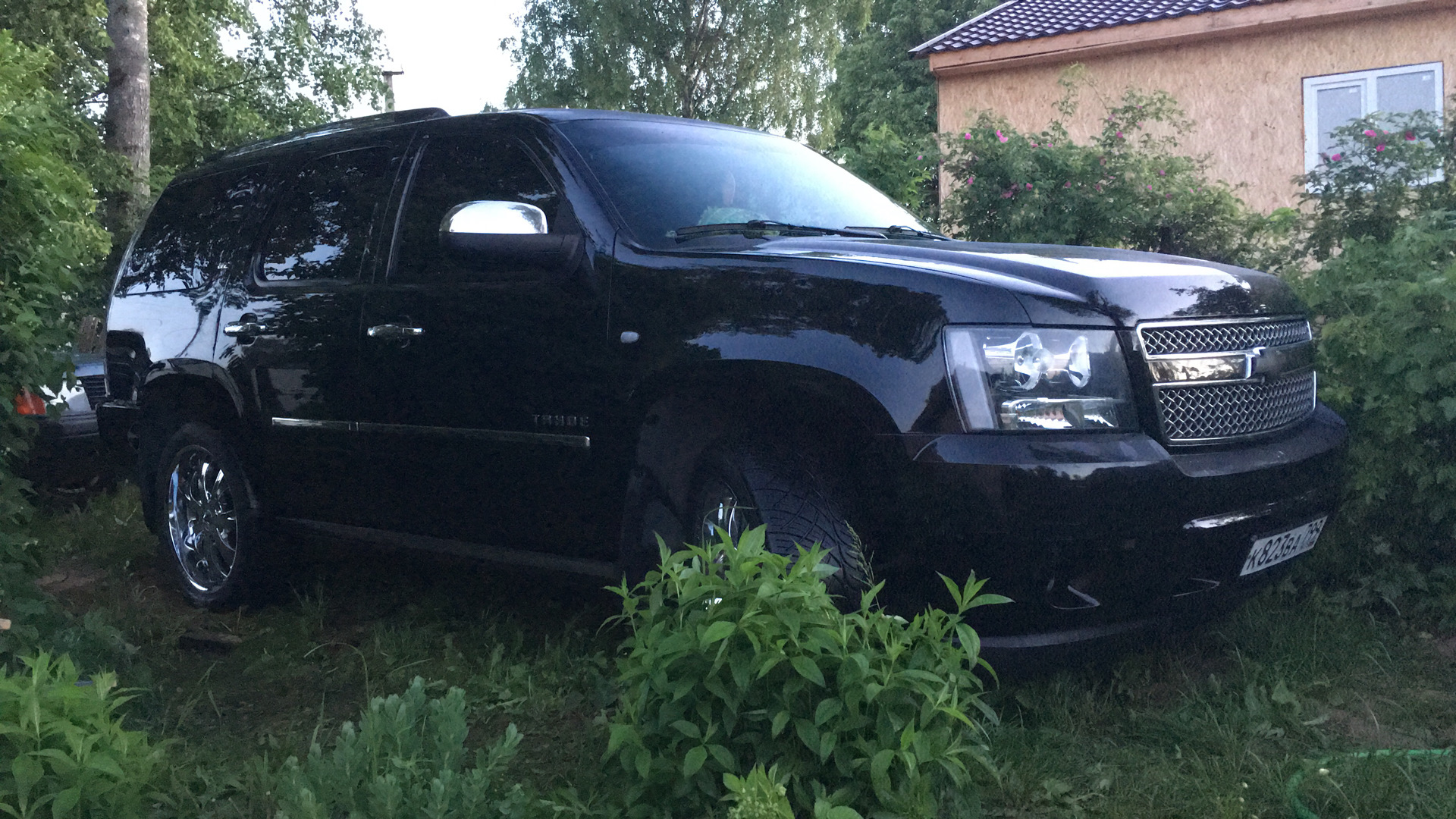 Chevrolet Tahoe 2015 черный тонированный