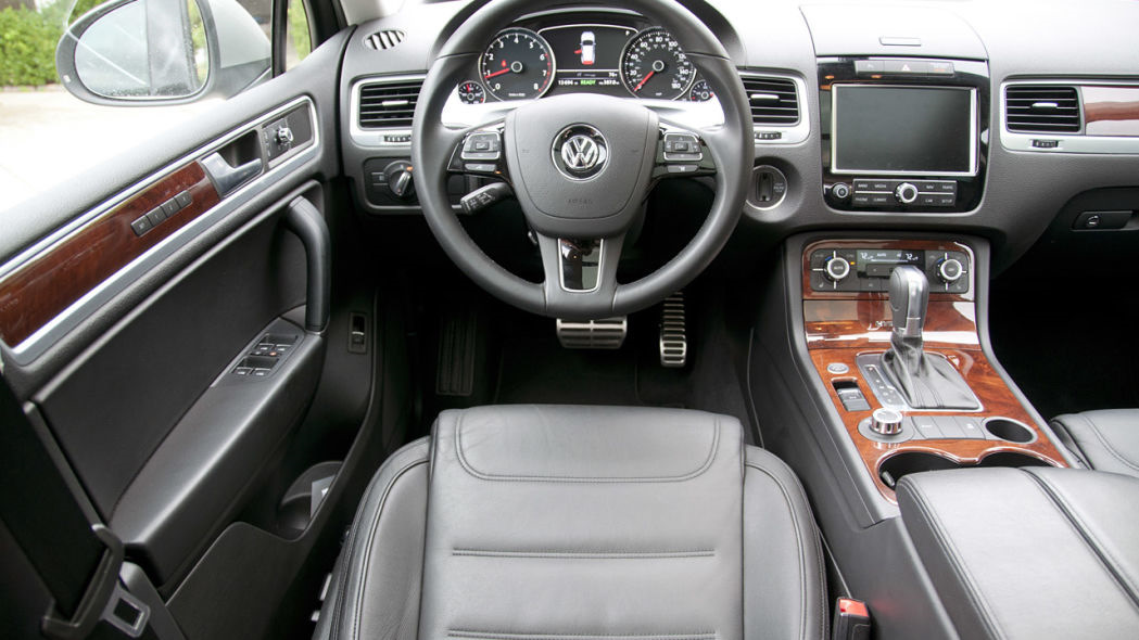 Звук туарега. Volkswagen Touareg 2012 Interior. Фольксваген Туарег 2012 салон. Touareg 2012 салон. VW Touareg 2012 салон.