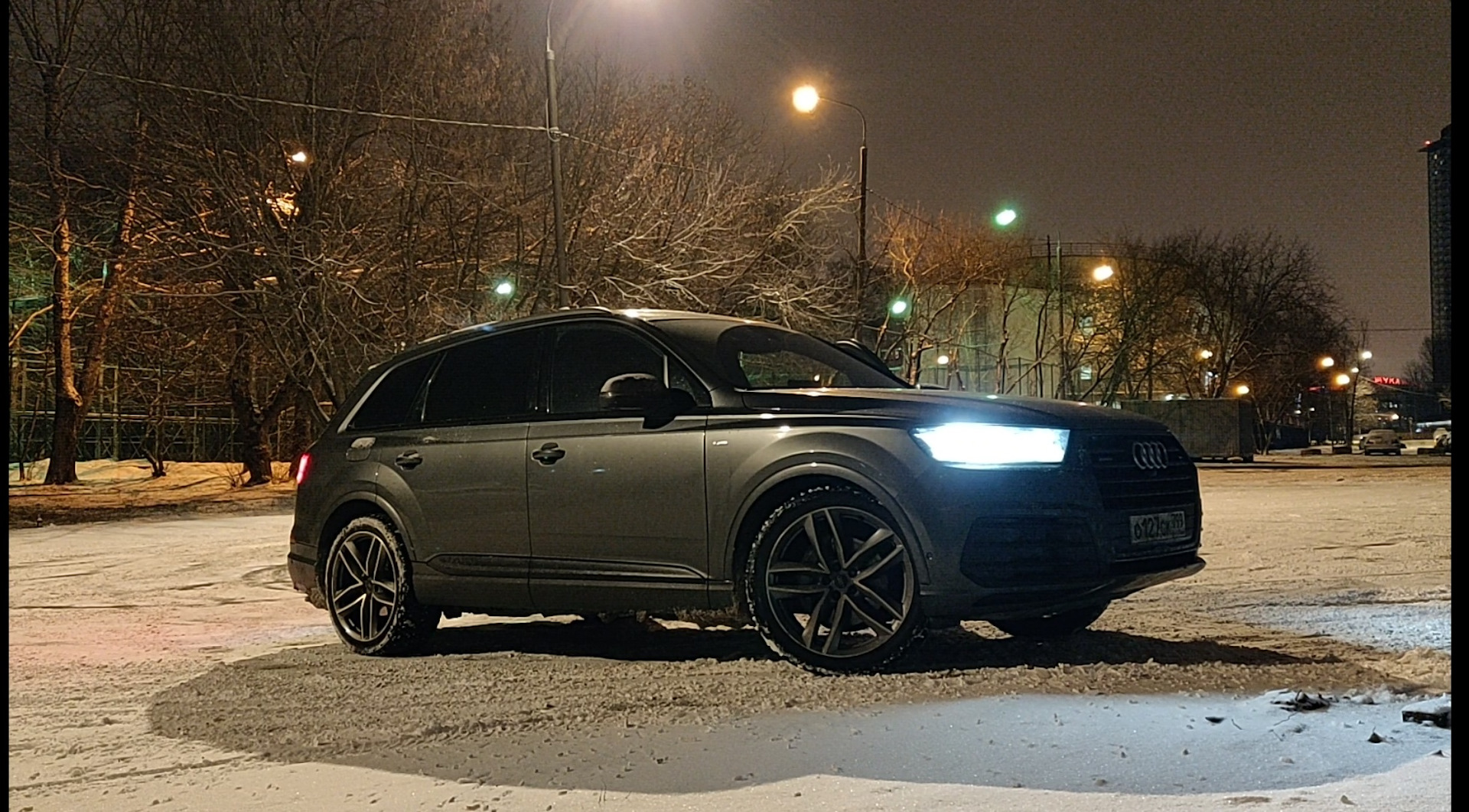 Ку 7 москва. Ауди q7 тонированная. Тонированная Ауди q7 II. Audi q7 зимой. Ауди q7 тонированная 2020.