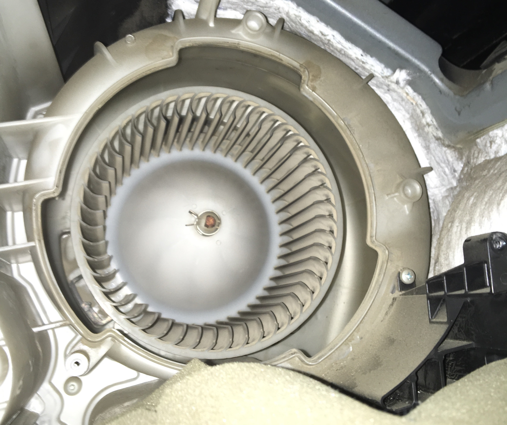 Отопитель мазда 3. Мотор печки Мазда 3 BK. Фишка мотора отопителя Мазда 3. Mazda CX-5 2020 моторчик печки отопителя. Подшипники электродвигателя отопителя Мазда 3.