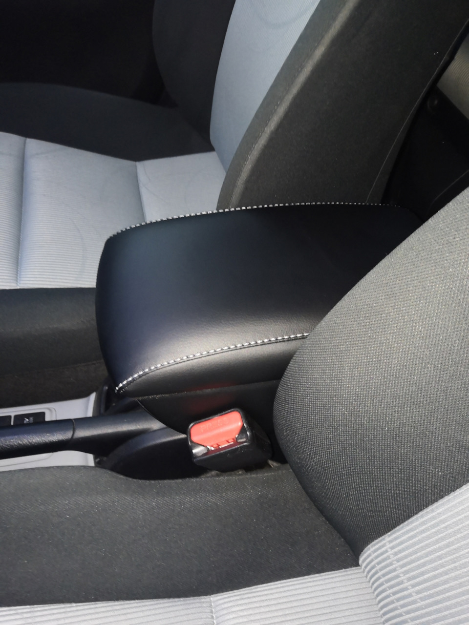 Подлокотник — Toyota Aqua, 1,5 л, 2014 года | аксессуары | DRIVE2