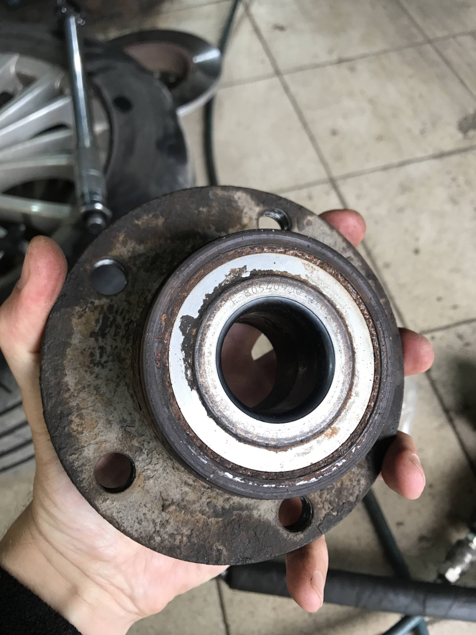 Старая с номером подшипника. Кстати подшипник FAG — Skoda Superb Combi (Mk2)