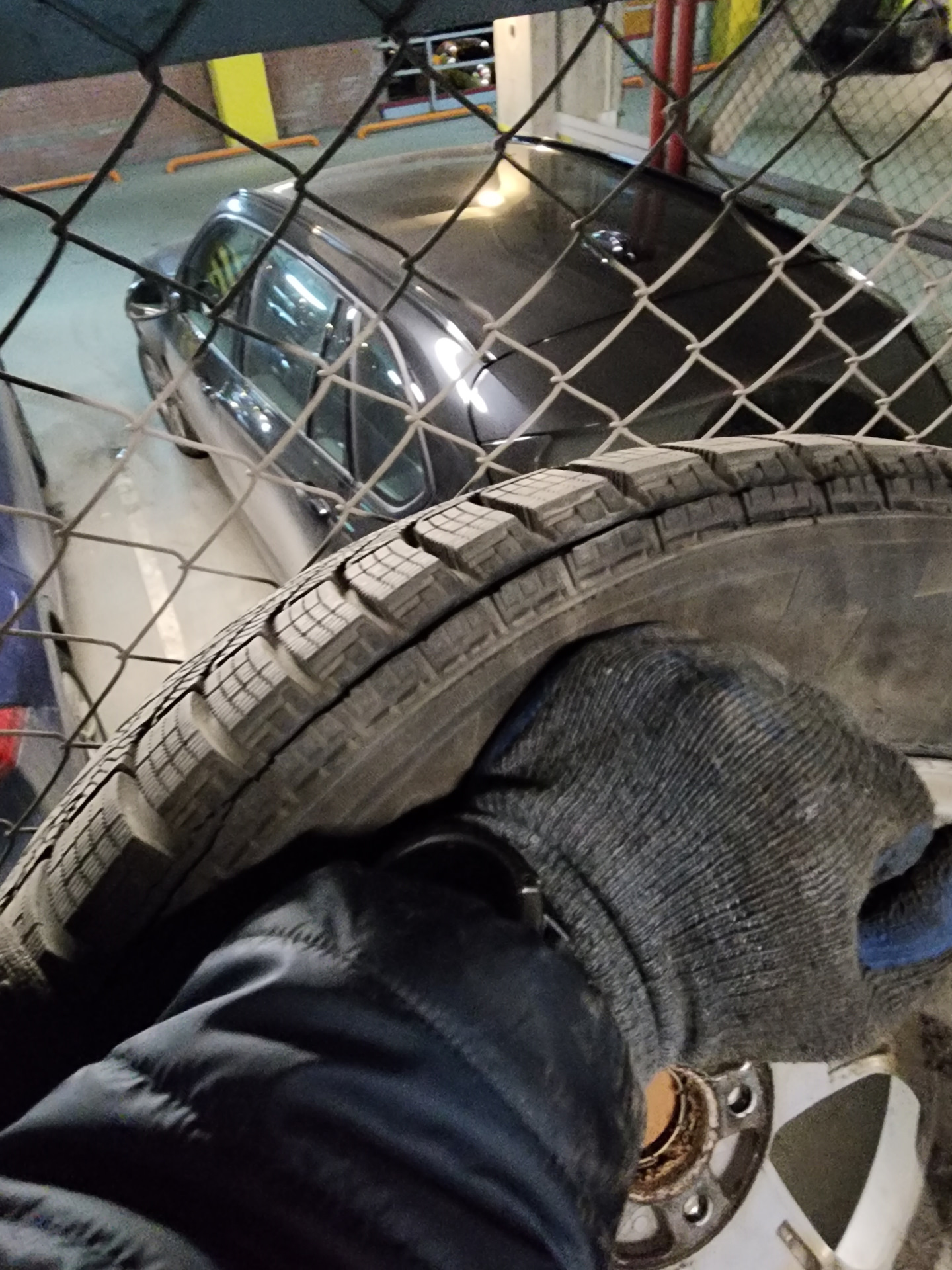 Взорвалась шина от лопнувшей пружины амортизатора — Volvo XC90 (1G), 2 ...