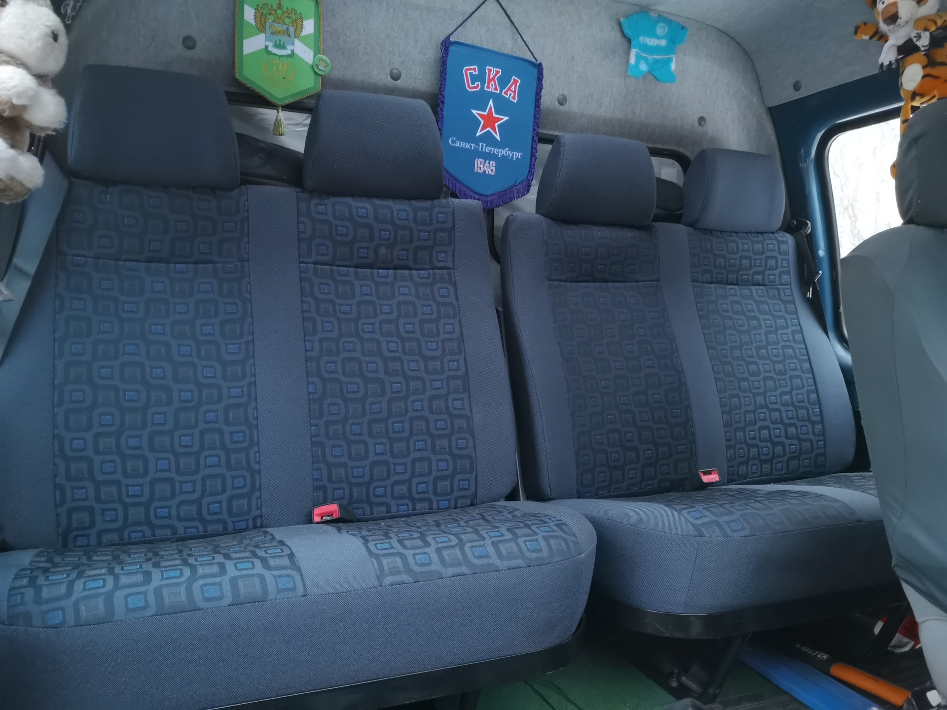 Без пассажирских сидений. Сиденья заднего ряда ГАЗ 2705. Задние сиденья Газель 2705. Сидение пассажирское ГАЗ-2705.