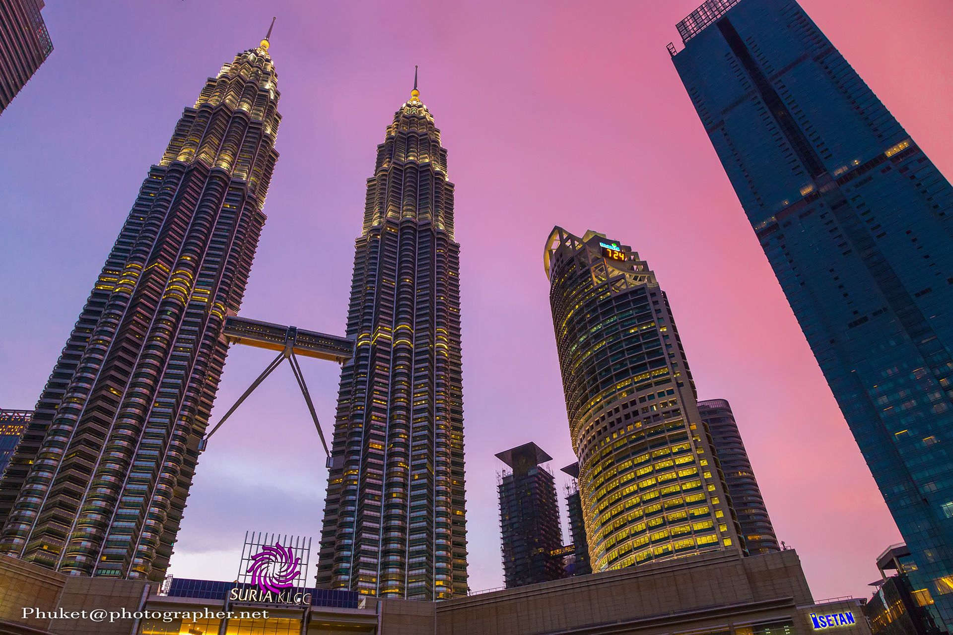 Kuala lumpur tower. Башни Петронас Малайзия мост. Куала Лумпур 2 башни. Две башни в Малайзии. Небоскребы-Близнецы (88 этажей) Куала-Лумпур и Петронас..