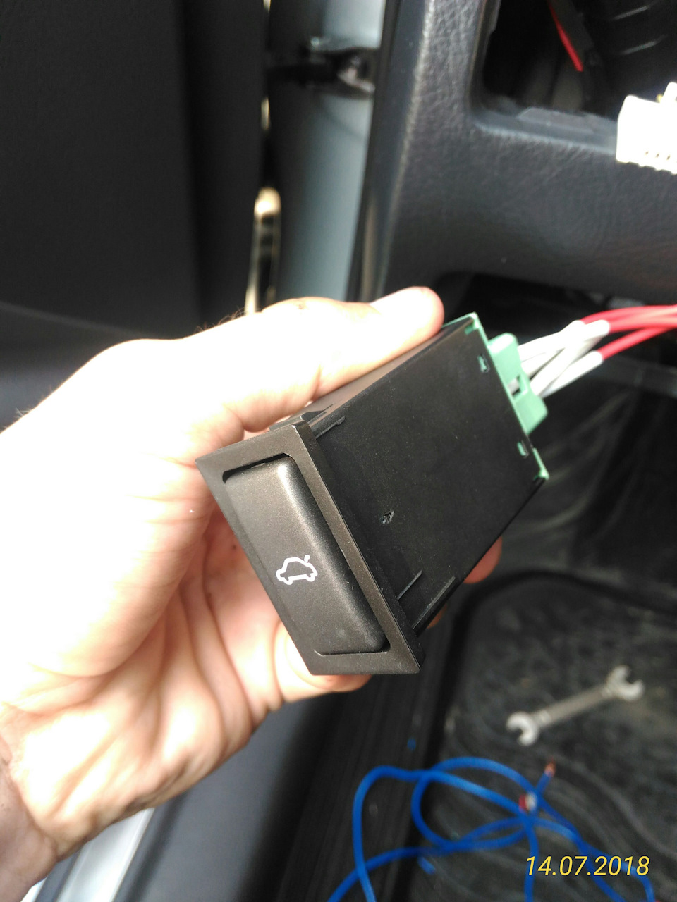 S8AAAgHSkOA 960 Как открыть багажник тойота авенсис