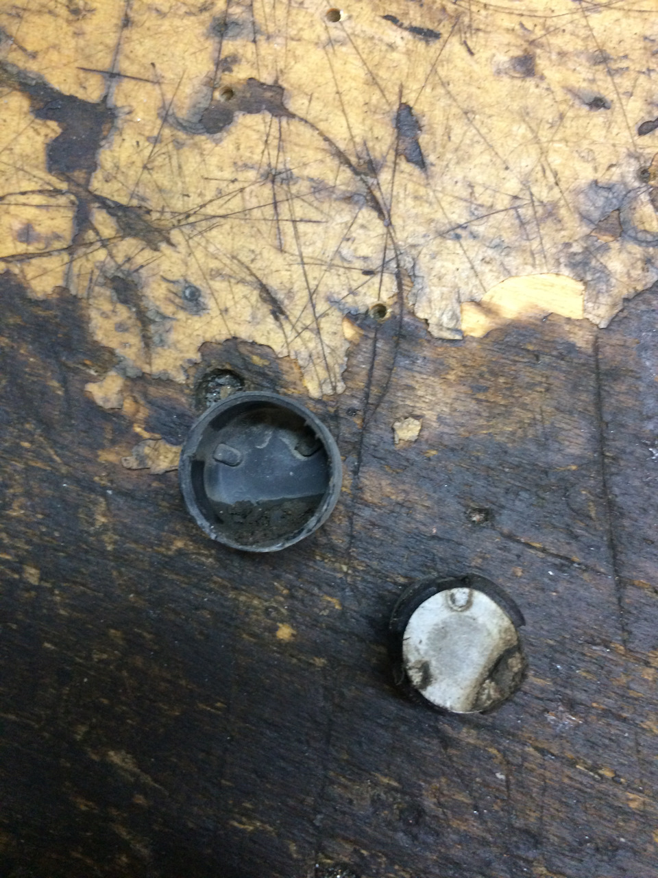 Внутри вентиляционного клапана ничего нового: грязь и частично забитый фильтр. Отмываем от грязи, сушим, устанавливаем на место — Volkswagen Touareg (1G)