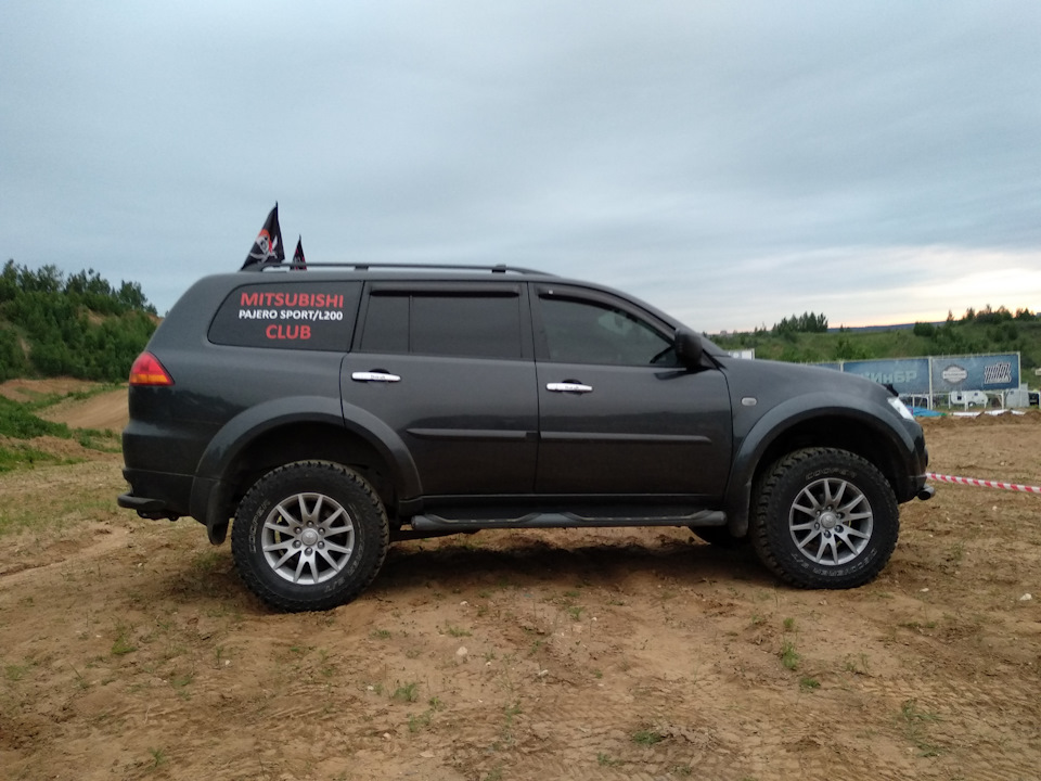 Свет паджеро спорт 2. Mitsubishi Pajero Sport 2 матовая. Паджеро спорт 2 серый. Паджеро спорт 2 тонированный. Мицубиси Паджеро спорт серая.