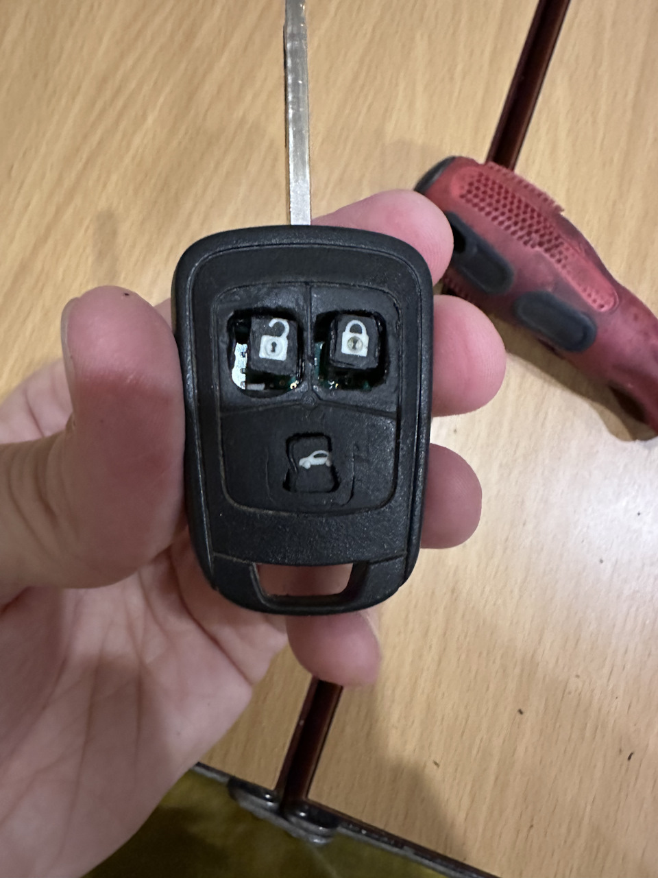 Замена жала и платы на ключе — Opel Astra J, 1,4 л, 2013 года | своими ...