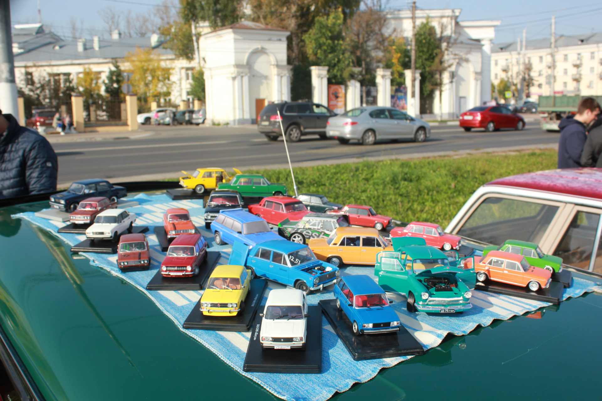 Выставка ретро автомобилей в Москве 2021