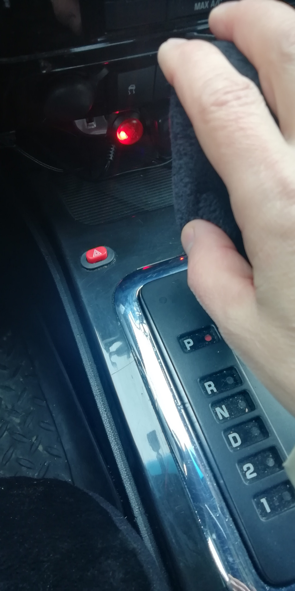 как пользоваться аварийной кнопкой ford escape
