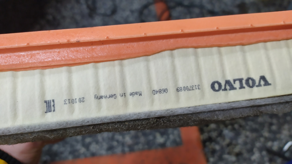 Воздушный фильтр — Volvo V60 Cross Country (2G). Запчасти на фото: 31370089