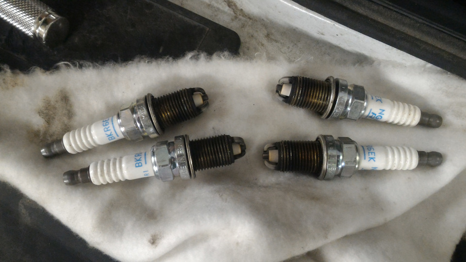 Старые свечи. Выбрасывать не стал — оставил на всякий случай. — Renault Duster (1G). Запчасти на фото: BKR6E