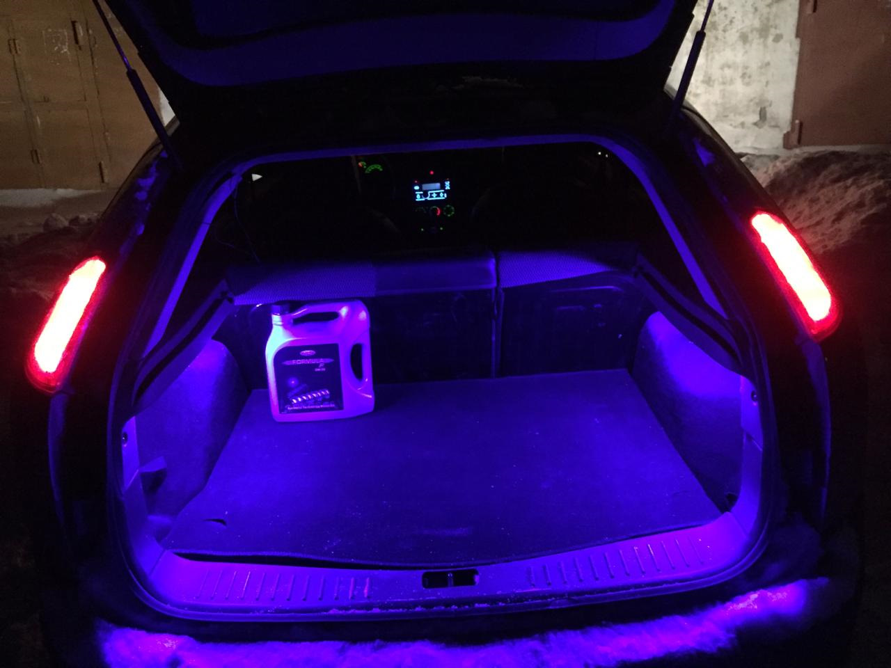 Подсветка багажника фокус. Подсветка багажника Форд фокус 2 хэтчбек. Лампа подсветки багажника Форд фокус 2. Подсветка багажника Ford Focus 2. Лампочка в багажнике Форд фокус 2 хэтчбек.