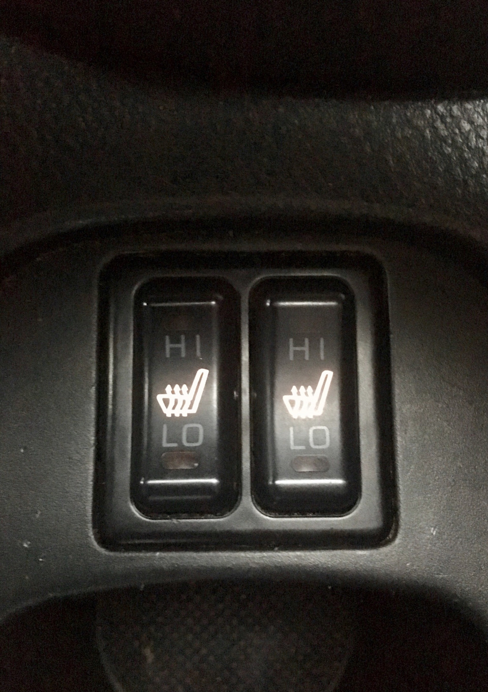 Подсветка кнопок подогрева сидений — Mitsubishi Lancer IX, 1,6 л, 2006 ...