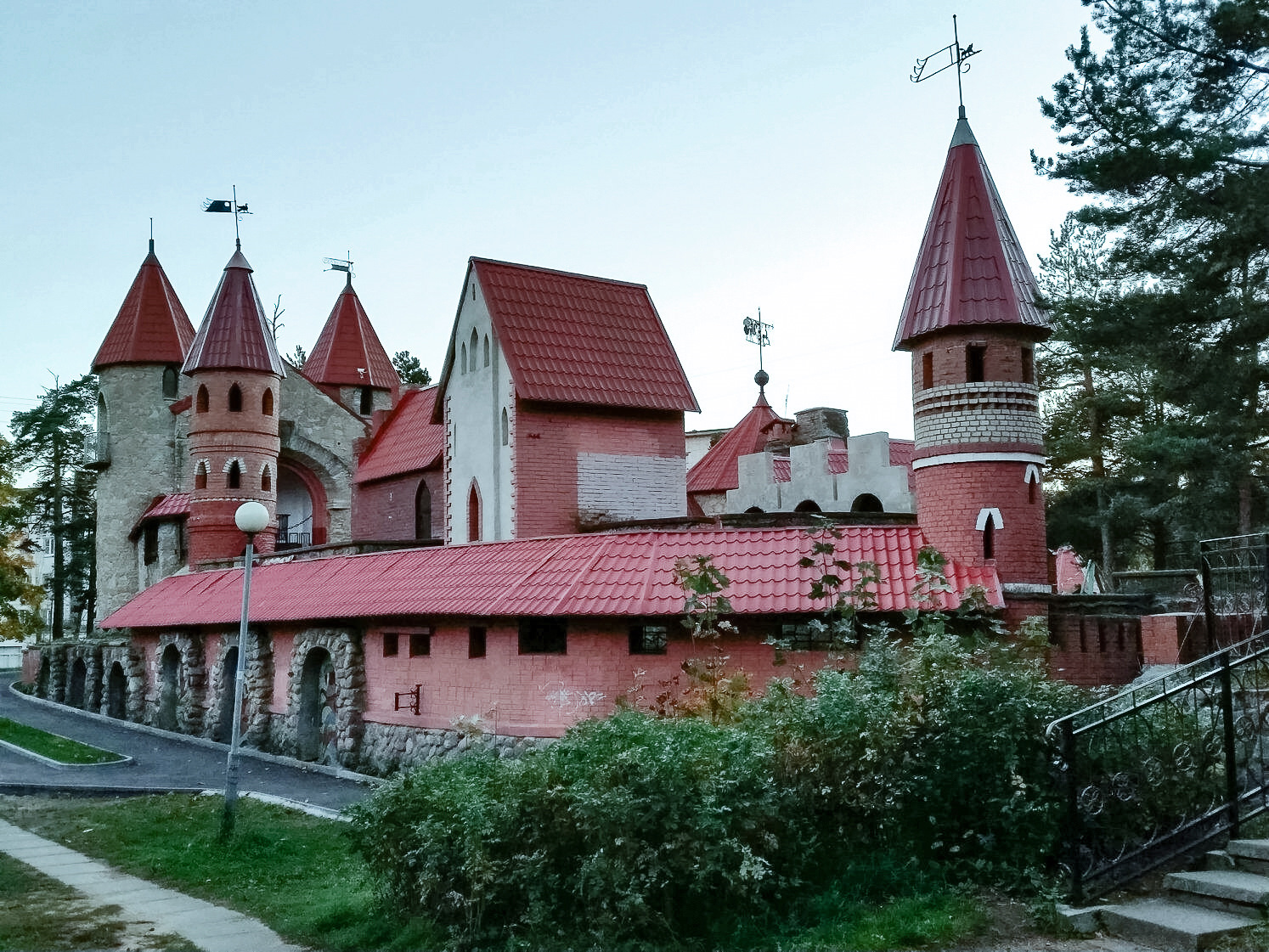 Андерсенград в сосновом бору ленинградской области фото