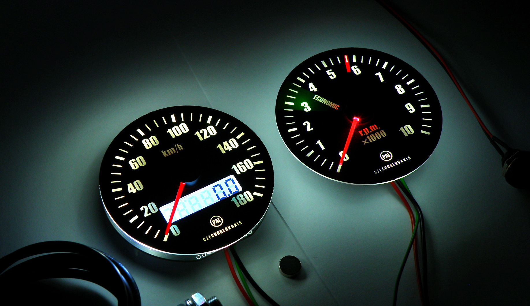 Тахометр siemens vdo trading ag. Тахометр на нуле. Тахометр с счёт моточасов для катера. Тахометр на нуле. Тахометр.