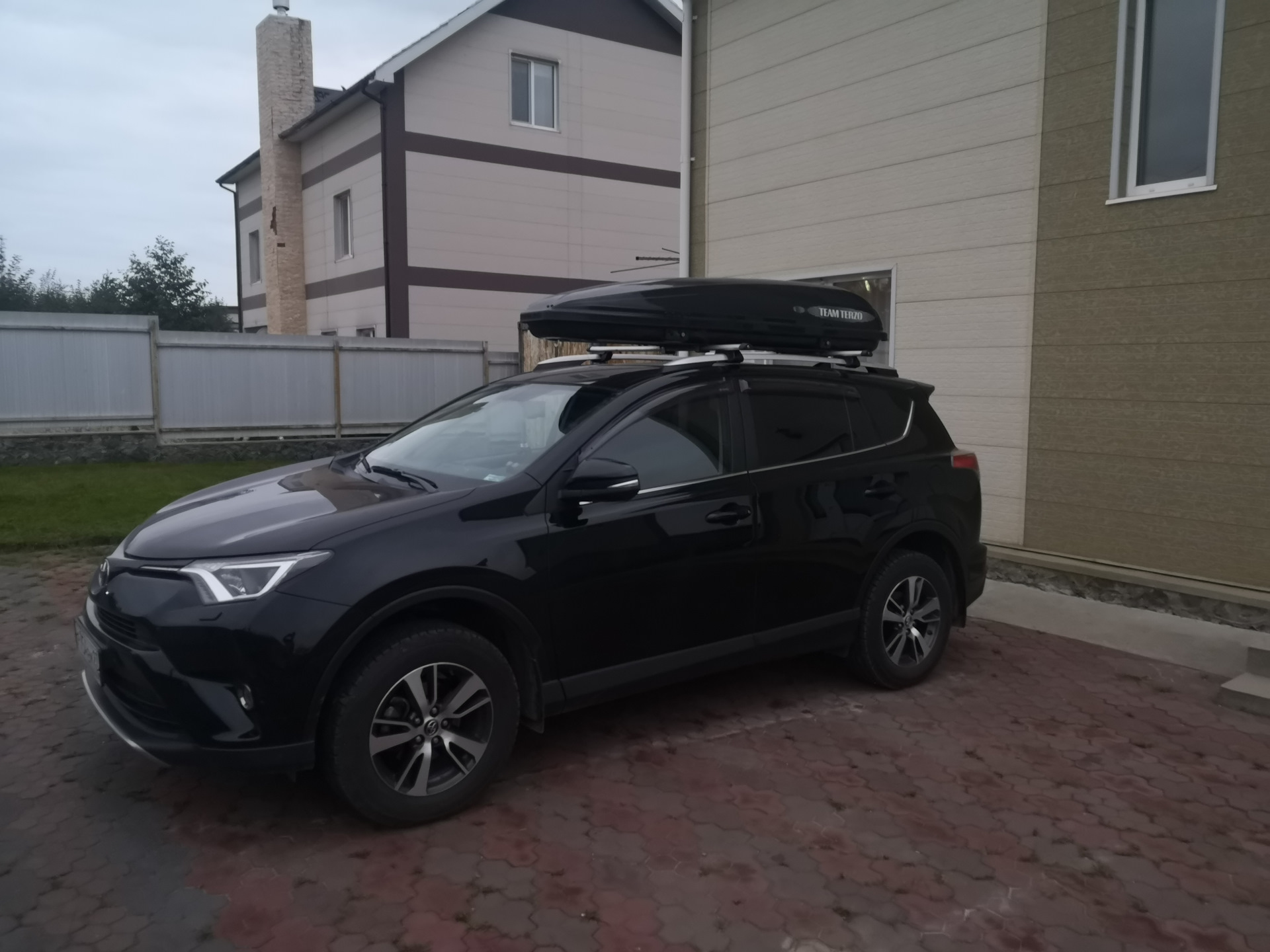 Бокс на крышу Terzo — Toyota RAV4 (IV), 2 л, 2017 года | другое | DRIVE2