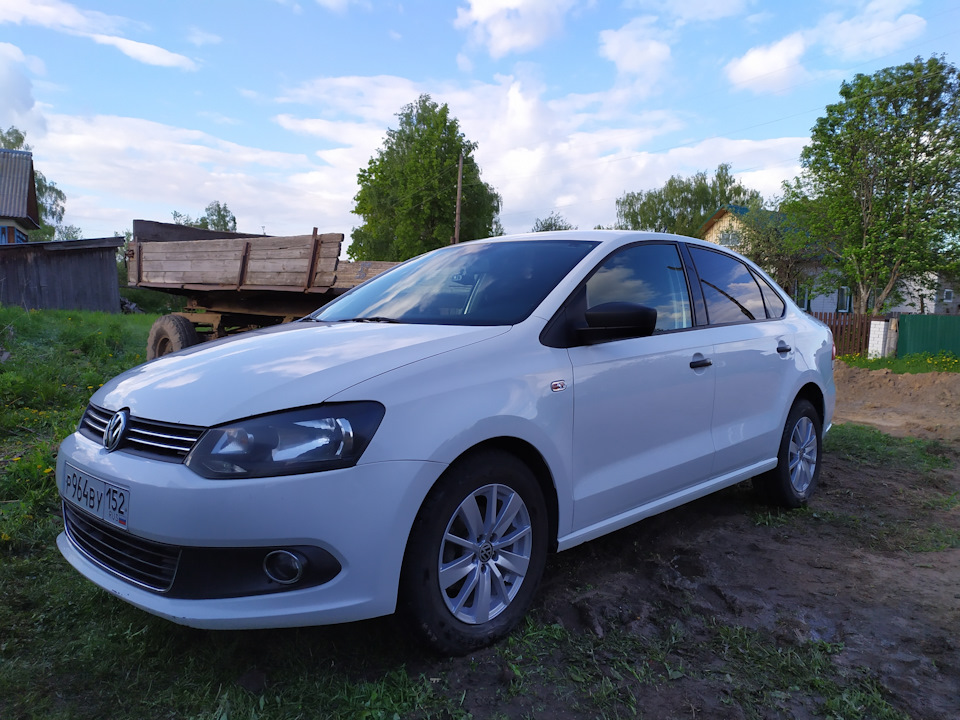Очистка кузова "синей глиной" — Volkswagen Polo Sedan, 1,6 л, 2013 года ...